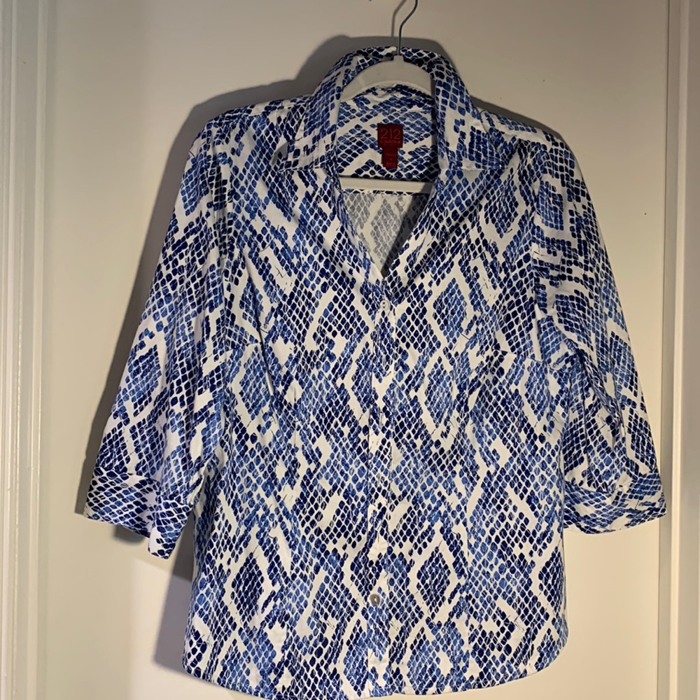 212 COLLECTION Blue/white 3/4 sleeve blouse.Darts front & back . Medium